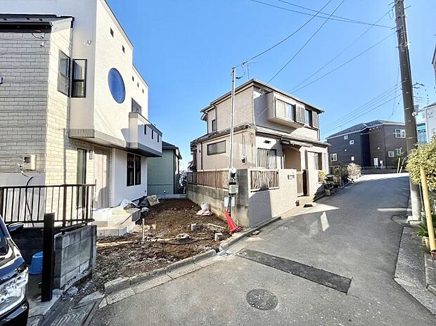 〜Exterior〜　前面道路は閑静な住宅地をはしる車通りの少ない道路。駐車の出し入れもらくらくです！ご不明点・現地見学のご希望は、お気軽にお問い合わせください！