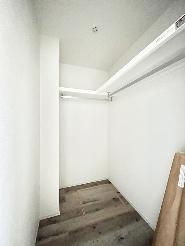 ~Walk-in Closet~ 必要なものやコーディネートを一覧して確認でき、身支度や準備が短時間で済むウォークインクローゼットを設置しました。家の中をすっきりとさせる便利な収納スペースです。