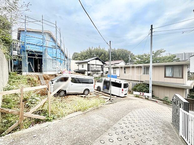 〜Exterior〜　前面道路は閑静な住宅地をはしる車通りの少ない道路。駐車の出し入れもらくらくです！ご不明点・現地見学のご希望は、お気軽にお問い合わせください！