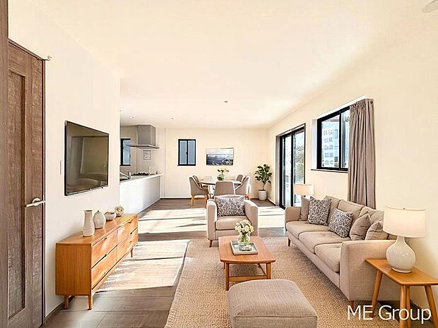 〜Living〜 家族の会話や笑顔が行き交うリビングです。子供が走ってる姿を見ながら、大きなソファやダイニングテーブルでゆったり食事をしたりくつろぎたい♪そんな夢が叶えられる空間です!※家具はCGです