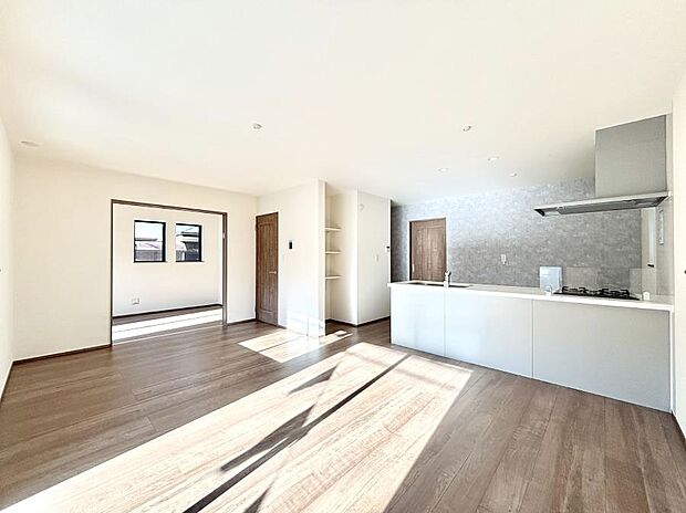 〜Living〜　家族の食事や団らんのほか、子どもを遊ばせたり、友人を招いたりするLDKは住まいの中心。長時間過ごす場所だから、その空間は住まい全体の居心地を左右します。