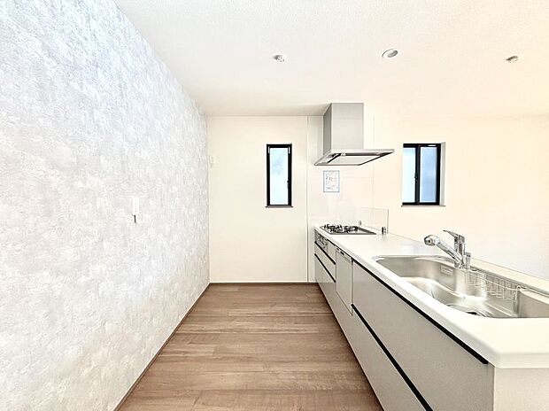 〜Kitchen〜 自然光が入る窓のあるキッチン☆毎日使う場所だからこそ、使い勝手を考慮しました。ゆったりとしたキッチンコーナーは質感豊かな仕上がりとなっております。