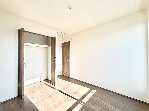 〜Bed Room〜 子供部屋はお子様にとって大変重な役割があります。子供一人で過ごす空間を与えることで、宿題や勉強時間も自然と増えまた自ら部屋の片付けや掃除なども促すことに繋がります。