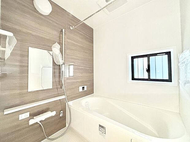 〜Bath Room〜　窓付きのバスルームは、採光もあり明るく気持ちの良い空間です。窓があることで、換気環境も良好。ゆったり寛げるバスルームで、毎日のバスタイムが楽しみになりそうです。