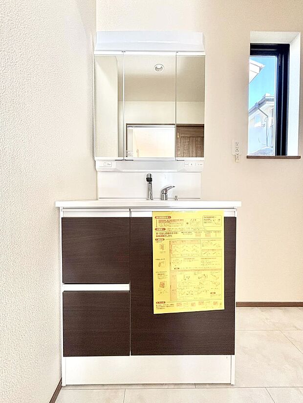 〜Dressing Room〜 十分な大きさの洗面台は収納もさる事ながら、身だしなみチェックや歯磨きなど、朝の慌ただしい時間でもホテルライクなスペースで余裕とゆとりを感じて頂けます。