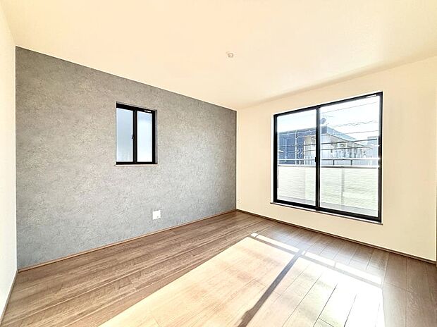 〜Bed Room〜 2面採光を確保した明るい室内は、風通しも良く、大変居心地の良い空間となっております。爽やかな風を感じて起きる朝は、快適生活の始まりに!日当たりや通風がとても良い住まい♪