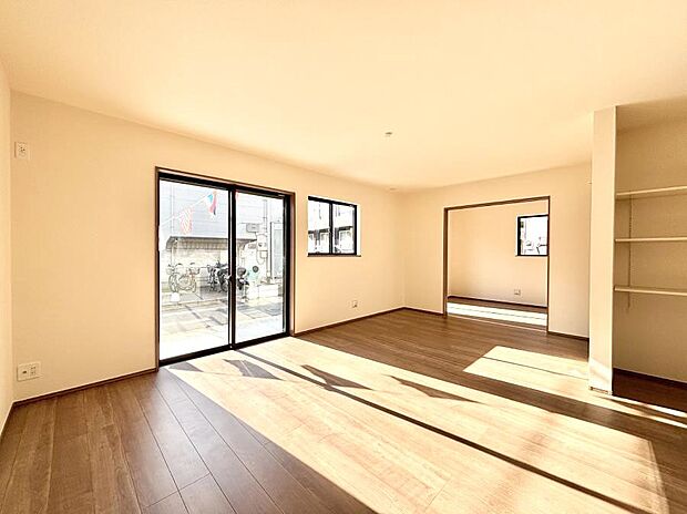 〜Living〜　飽きの来ないシンプルでおしゃれなLDK。大きな窓から日差しが差し込むので室内も明るく、家族の憩いの場としてピッタリです。開放感と日当たりの良さを是非ご覧ください！