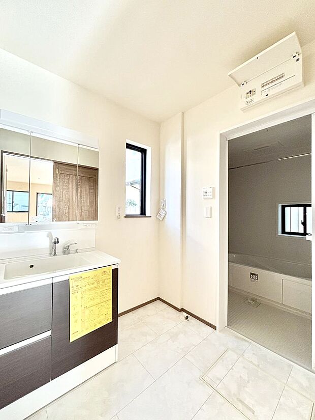 〜Dressing Room〜 暗くなりがちな洗面所も窓があると採光と換気が可能なので気持ちよくお使い頂けます。三面鏡タイプの洗面台は鏡裏収納で散らかりがちな洗面所もスッキリ♪