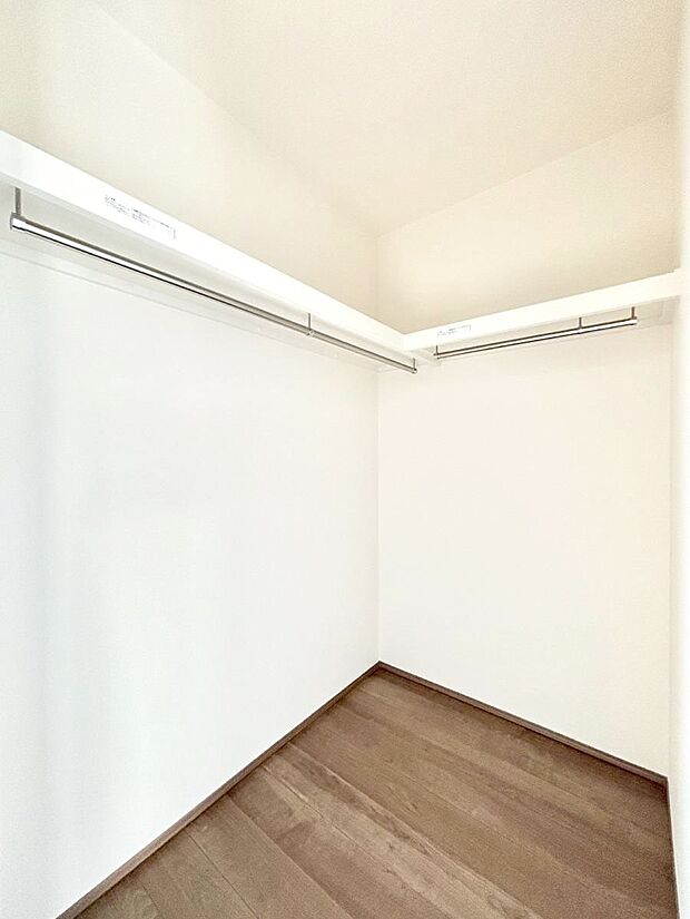 〜Walk-in Closet〜　必要なものやコーディネートを一覧して確認でき、身支度や準備が短時間で済むウォークインクローゼットを設置しました。家の中をすっきりとさせる便利な収納スペースです。