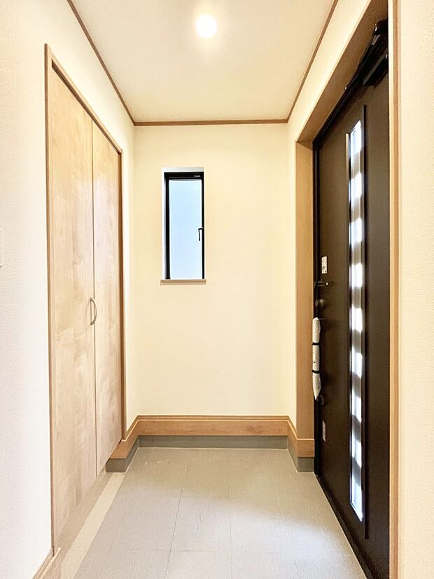 ~Entrance~ 家の中でお客様を迎える最初の場所である玄関は、家の印象そのものです!豊富な玄関収納で、常に綺麗に保つことが出来ます♪玄関にはたっぷり収納の下駄箱を完備!