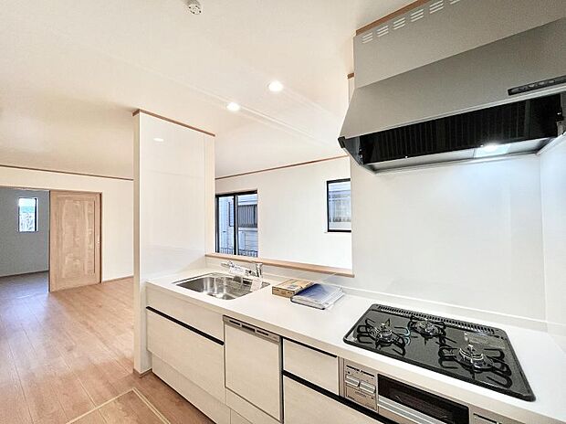 ~Kitchen~ リビングが見渡せるカウンターキッチン。 料理をしながら家族とコミュニケーションをとれるだけでなく、大きな開放感も得ることができます。 お子様の成長も感じることができますね!