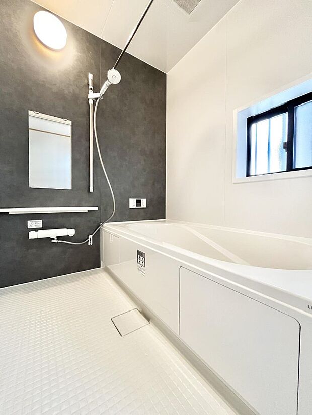 ~Bath Room~ ゆったりと足を伸ばして入浴することが可能!一日の疲れを癒す貴重なバスタイムです。お子様とご一緒でも十分な広さなので、リビングとは違った家族団欒のひと時をお楽しみいただけます。