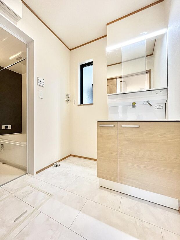 ~Dressing Room~ 十分な大きさの洗面台は収納もさる事ながら、身だしなみチェックや歯磨きなど、朝の慌ただしい時間でもホテルライクなスペースで余裕とゆとりを感じて頂けます。