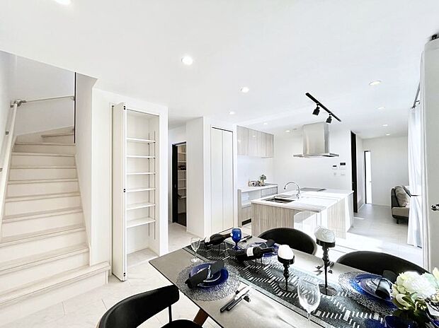 〜Living〜　リビングに階段のある間取りです♪家族のコミュニケーションがスムーズに取れますね♪ゆとりある暮らしと心地よい住環境が紡ぐ贅沢な時間をご家族みんなでお過ごし下さい。