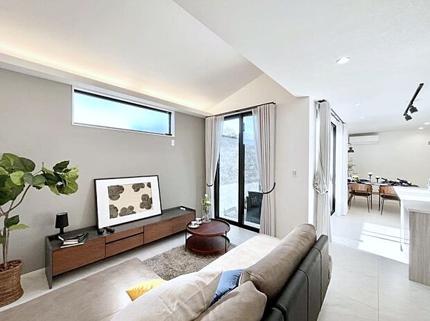 〜Living〜　飽きの来ないシンプルでおしゃれなLDK。大きな窓から日差しが差し込むので室内も明るく、家族の憩いの場としてピッタリです。開放感と日当たりの良さを是非ご覧ください！