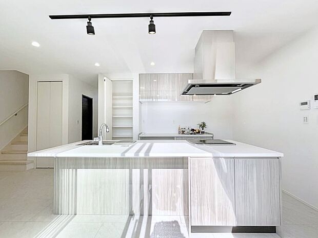 〜Kitchen〜リビングが見渡せるカウンターキッチン。料理をしながら家族とコミュニケーションをとれるだけでなく、大きな開放感も得ることができます。  お子様の成長も感じることができますね！