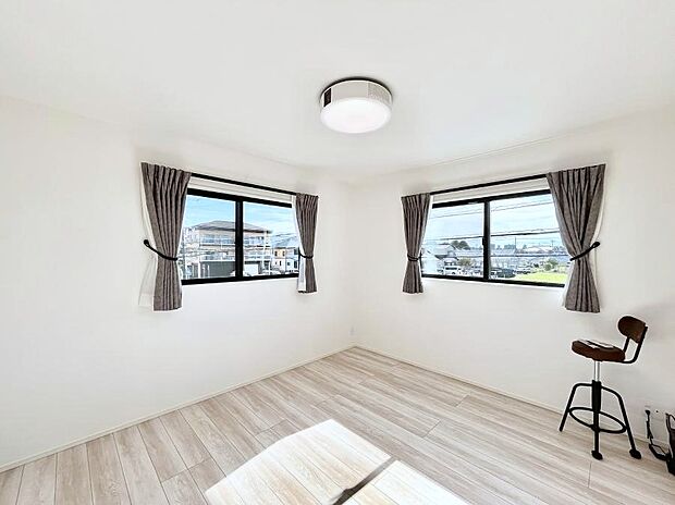 〜Bed Room〜　2面採光を確保した明るい室内は、風通しも良く、大変居心地の良い空間となっております。爽やかな風を感じて起きる朝は、快適生活の始まりに！日当たりや通風がとても良い住まい♪