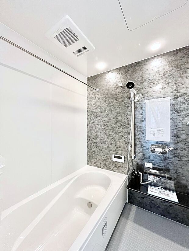 〜Bath Room〜　落ち着いた雰囲気の浴室で明日に向けてリフレッシュ。浴室乾燥機能も付いているので隣の洗濯機置き場で洗い上がった洗濯物を、雨の日も天気を気にせず乾燥させることも可能です。