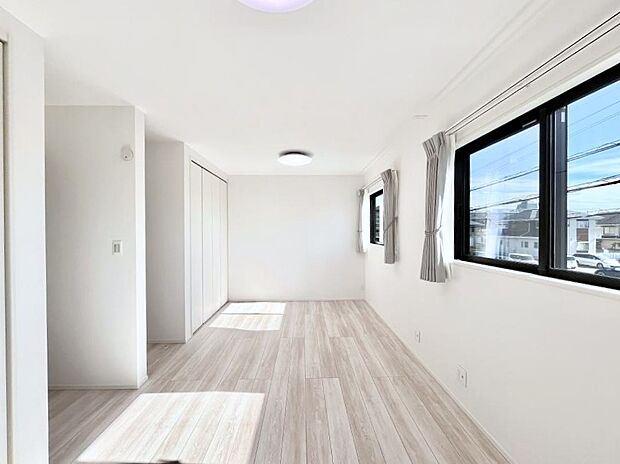 〜Bed Room〜　お子様の成長に合わせて住まいのレイアウトも変わります。思春期のプライバシーを重視したり、成長に合わせて机やベットを配置したり。将来を見越しての住まい選びも大切です。