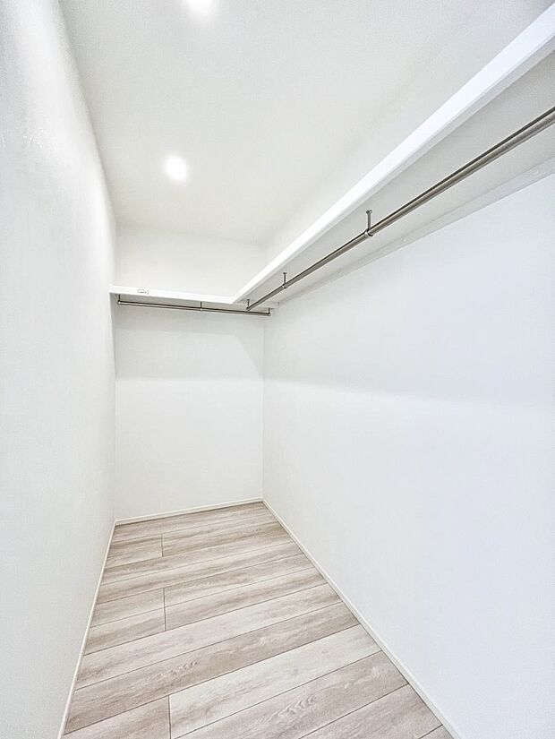 〜Walk-in Closet〜　必要なものやコーディネートを一覧して確認でき、身支度や準備が短時間で済むウォークインクローゼットを設置しました。家の中をすっきりとさせる便利な収納スペースです。