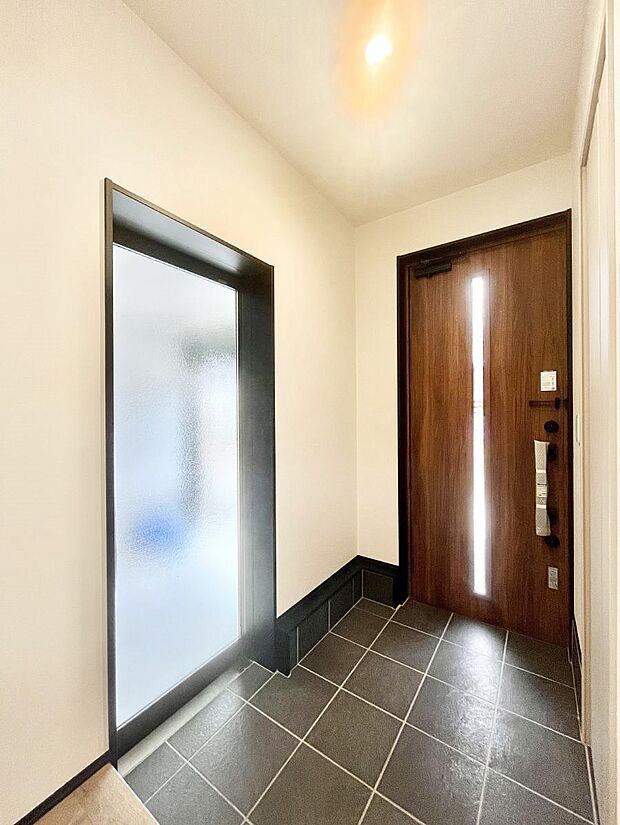 明るい玄関はお客様をお出迎えするのにぴったりです！ 