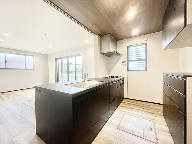 料理をしながらでもご家族との会話を楽しめる対面キッチン