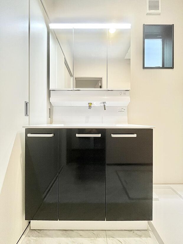 収納力と機能性に優れた洗面化粧台  