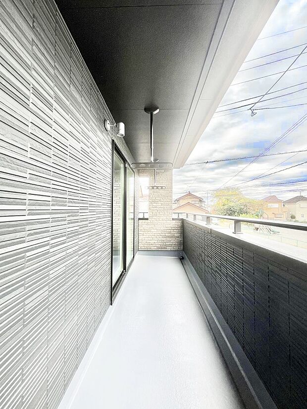 暖かな陽光が降り注ぐバルコニーはお洗濯におすすめ。爽やかな風も心地よいです。 