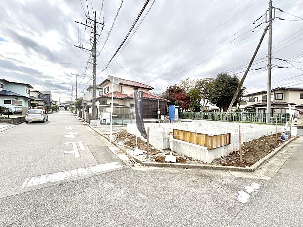 〜Exterior〜 前面道路:角地のため陽当り良好◎ 駐車の出し入れもらくらくです! ご不明点・現地見学のご希望は、お気軽にお問い合わせください!一戸建てだからこそ実現可能な車庫2台◎