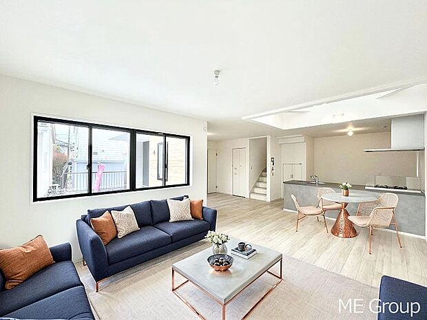 ~Living~ リビングに階段のある間取りです♪家族のコミュニケーションがスムーズに取れますね♪ゆとりある暮らしと心地よい住環境が紡ぐ贅沢な時間をご家族みんなでお過ごし下さい。 ※家具はCGです