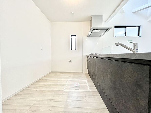 ~Kitchen~ 自然光が入る窓のあるキッチン☆毎日使う場所だからこそ、使い勝手を考慮しました。ゆったりとしたキッチンコーナーは質感豊かな仕上がりとなっております。