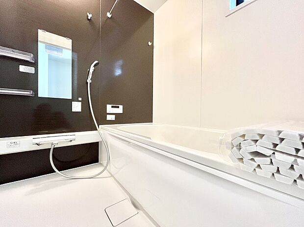 ~Bath Room~ 落ち着いた雰囲気の浴室で明日に向けてリフレッシュ。浴室乾燥機能も付いているので隣の洗濯機置き場で洗い上がった洗濯物を、雨の日も天気を気にせず乾燥させることも可能です。