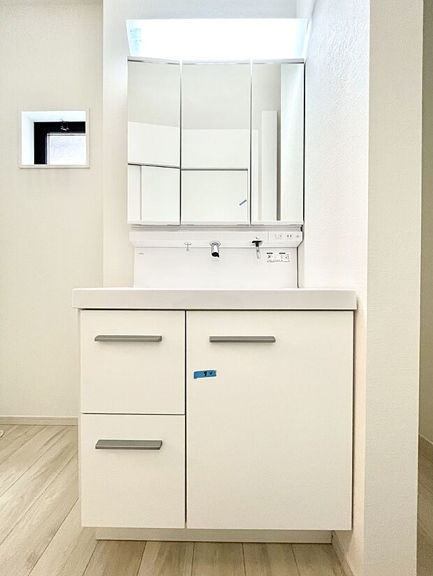 ~Dressing Room~ 清潔感溢れる色合いで統一されていると、スッキリと整った印象をうけます。 鏡の裏にはたっぷりと収納スペースを標準装備! 水廻りは、シンプルかつ機能性を重視して。