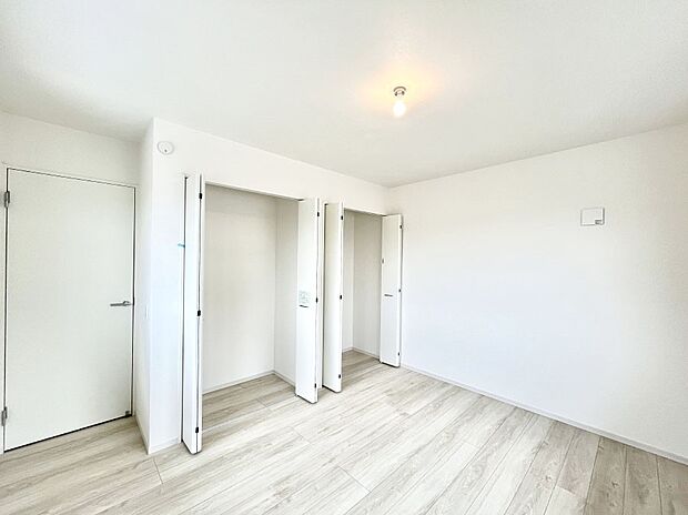 ~Bed Room~ 部屋数が多いのが戸建てのメリットです。ご家族が増えたことで手狭に感じていた住まいも戸建てでは各居室プライバシーを保つことができます。住まいにゆとりが生まれ心もリラックスできます♪