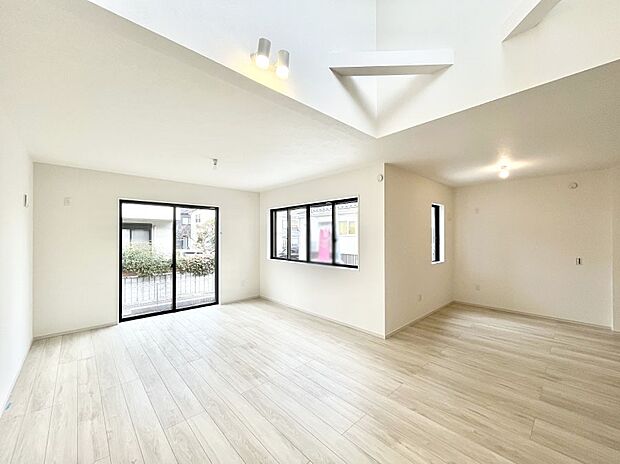 ~Living~ 家族の一体感を感じられる広々としたスペース。家族と過ごす時間を大切にする方にピッタリのゆとりの住空間です。お子様が走り回っても安心して見守れます。家族の笑い声が今にも目に浮かびます。