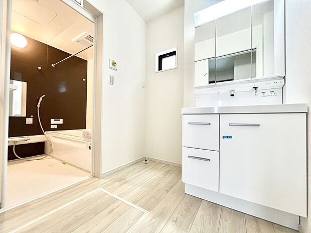 ~Dressing Room~ 暗くなりがちな洗面所も窓があると採光と換気が可能なので気持ちよくお使い頂けます。三面鏡タイプの洗面台は鏡裏収納で散らかりがちな洗面所もスッキリ♪