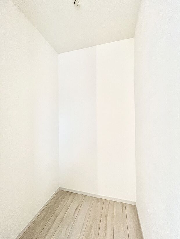 ~Walk-in Closet~ 必要なものやコーディネートを一覧して確認でき、身支度や準備が短時間で済むウォークインクローゼットを設置しました。家の中をすっきりとさせる便利な収納スペースです。