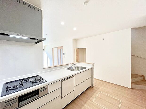 ◆A号棟◆〜Kitchen〜　会話が弾むリビング、料理が愉しくなるキッチン。家は、ただ生活する場ではなく、暮らしを愉しく、快適にする場所。笑顔の毎日、安らぎの日々のために、最新の設備・仕様を採用。