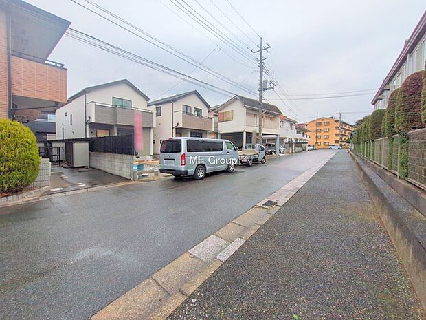 〜Exterior〜 前面道路:南西 8.21m 公道 前面道路は閑静な住宅地をはしる車通りの少ない道路。駐車の出し入れもらくらくです!ご不明点・現地見学のご希望は、お気軽にお問い合わせください!