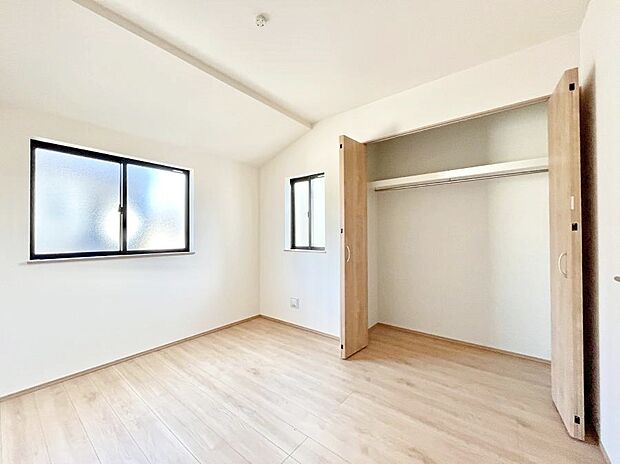 ◆A号棟◆〜Bed Room〜  全居室には収納クローゼットを完備！普段使いのお洋服や小物はもちろん、季節物のお洋服などもしっかりと整理整頓おしまい頂けます。居室空間を広く使用できますね。