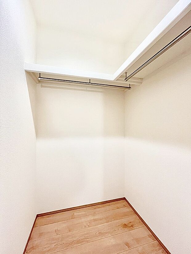 ◆A号棟◆〜Walk-in Closet〜　たくさんの洋服をかけてもシワになりにくいウォークインクローゼット。洋服以外にも、普段使わない家電やスーツケース、ストック品など何でも片付く嬉しい空間です。