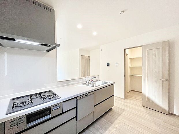 ◆号棟◆〜Kitchen〜　会話が弾むリビング、料理が愉しくなるキッチン。家は、ただ生活する場ではなく、暮らしを愉しく、快適にする場所。笑顔の毎日、安らぎの日々のために、最新の設備・仕様を採用。