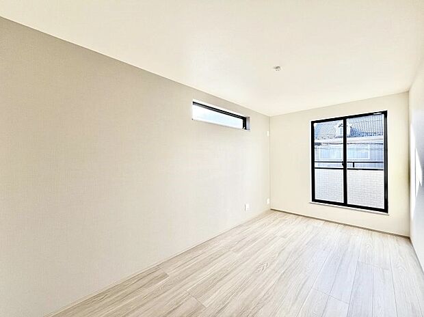 ◆B号棟◆〜Bed Room〜　マンションと違い部屋数が多いのが戸建てのメリットです。ご家族が増えたことで手狭に感じていた住まいも戸建てでは各居室プライバシーを保つことができます。