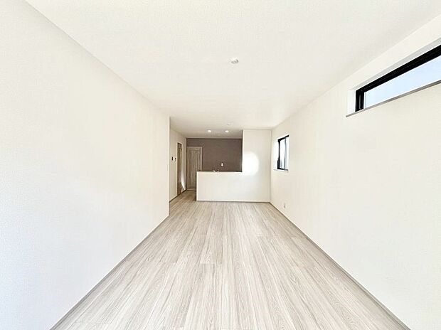 ◆号棟◆〜Living〜　飽きの来ないシンプルでおしゃれなLDK。大きな窓から日差しが差し込むので室内も明るく、家族の憩いの場としてピッタリです。開放感と日当たりの良さを是非ご覧ください！