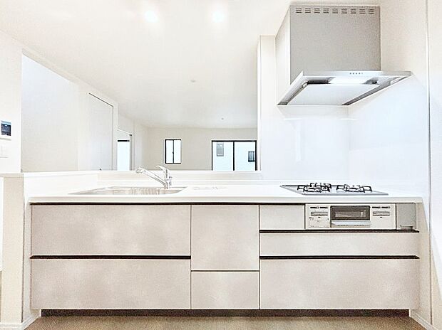 ◆A号棟◆～Kitchen～　広くて使いやすいキッチンなら家族でいっしょに料理をつくったり、後片付けも手間なくできちゃいます♪収納もたっぷりあるので、いつもすっきりと清潔な印象を保てます。