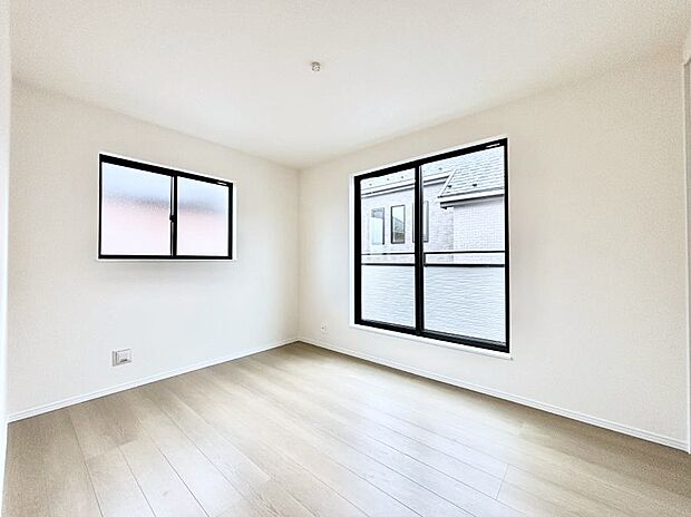 ◆A号棟◆～Bed Room～　マンションと違い部屋数が多いのが戸建てのメリットです。ご家族が増えたことで手狭に感じていた住まいも戸建てでは各居室プライバシーを保つことができます。