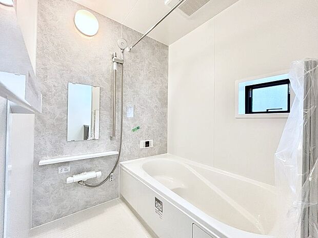 ◆A号棟◆～Bath Room～　足を伸ばして入浴することが可能！一日の疲れを癒す貴重なバスタイムです。お子様とご一緒でも十分な広さなので、リビングとは違った家族団欒のひと時をお楽しみいただけます。