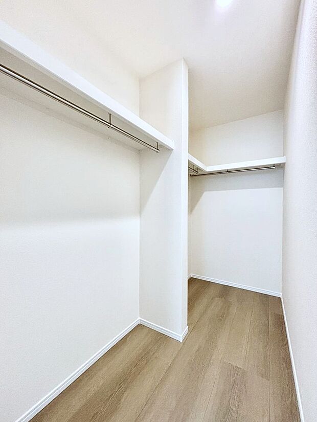 ◆A号棟◆～Walk-in Closet～　たくさんの洋服をかけてもシワになりにくいウォークインクローゼット。洋服以外にも、普段使わない家電やスーツケース、ストック品など何でも片付く嬉しい空間です。