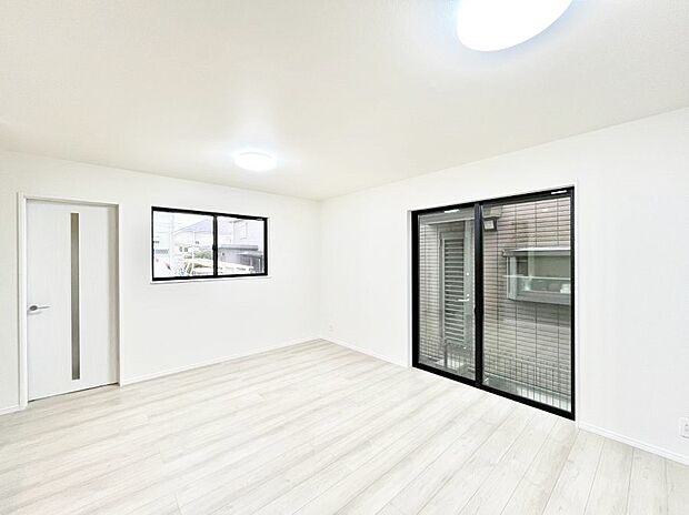 ~Living~ 飽きの来ないシンプルでおしゃれなLDK。大きな窓から日差しが差し込むので室内も明るく、家族の憩いの場としてピッタリです。開放感と日当たりの良さを是非ご覧ください!