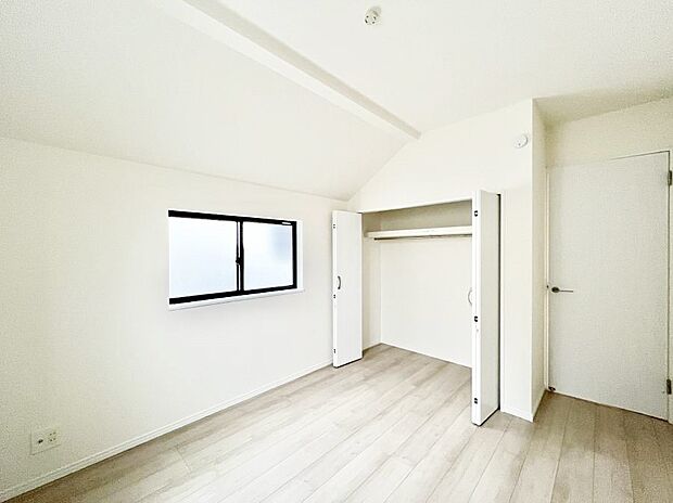 ~Bed Room~ 全居室には収納クローゼットを完備!普段使いのお洋服や小物はもちろん、季節物のお洋服などもしっかりと整理整頓おしまい頂けます。 居室空間を広く使用できますね。